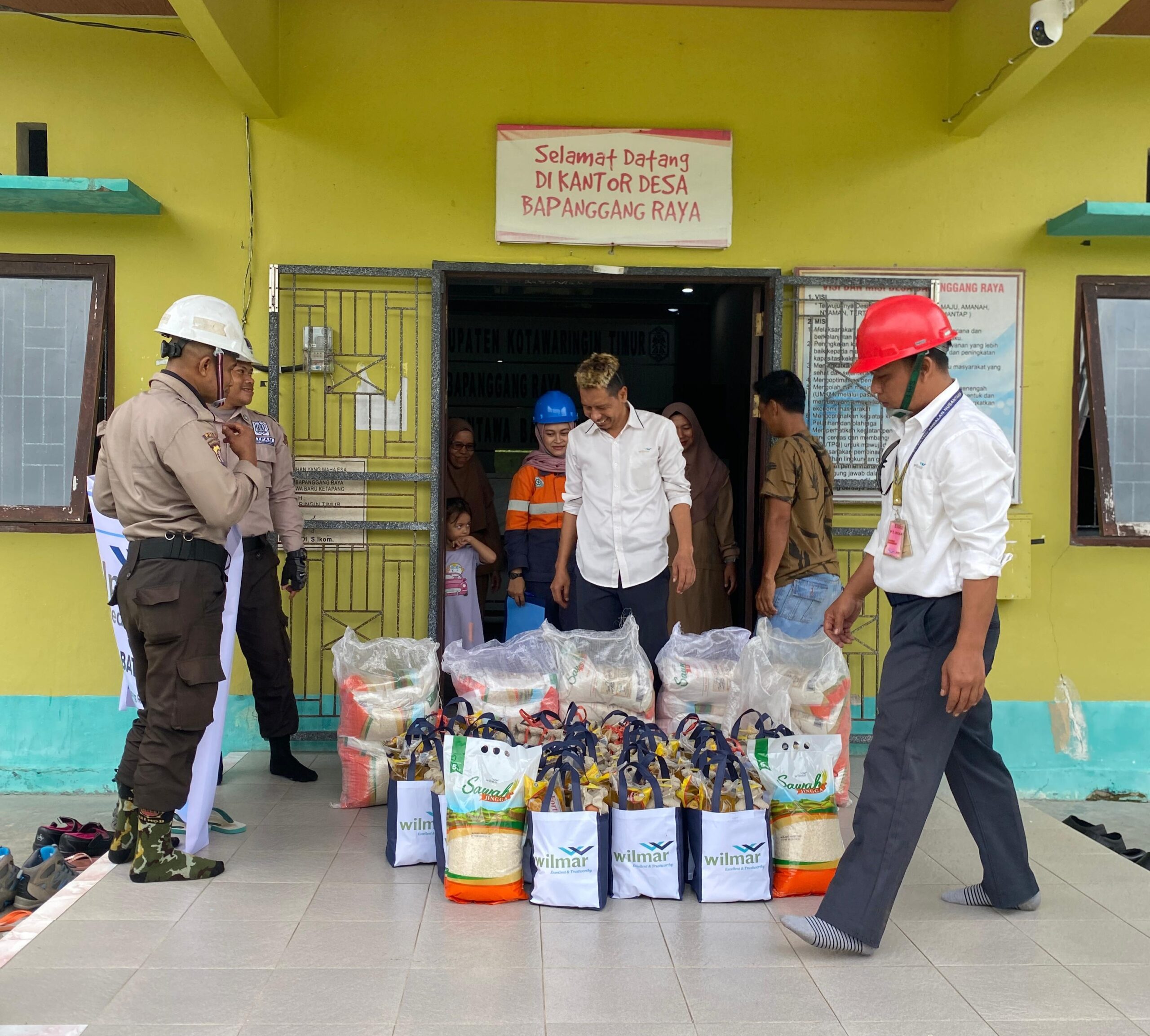 PT. Wilmar Nabati Indonesia Memberikan Bantuan Paket Sembako Kepada Masyarakat Desa Bapanggang Raya Kriteria Miskin