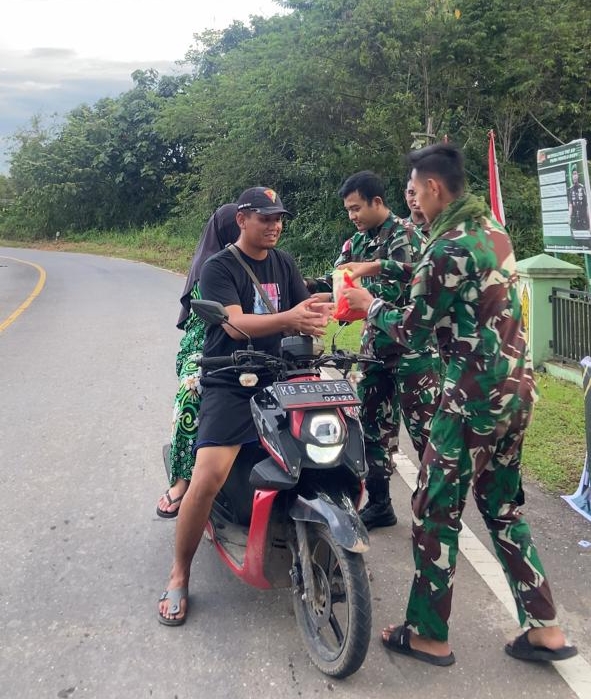 Indahnya Berbagi di Bulan Suci Ramadhan, Personel Satgas Pamtas RI-MLY Yonarmed 10/ Bradjamusti Bagi-Bagi Takjil Gratis