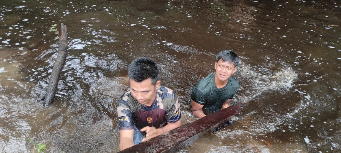 Berjibaku Dengan Air Satgas TMMD Ke 120 Kodim 1015/Sampit Mulai Garab Sasaran Fisik