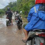 Tingginya Air Pasang Menghambat Warga Yang Hendak Menyebrang ke Desa Terantang KOTIM