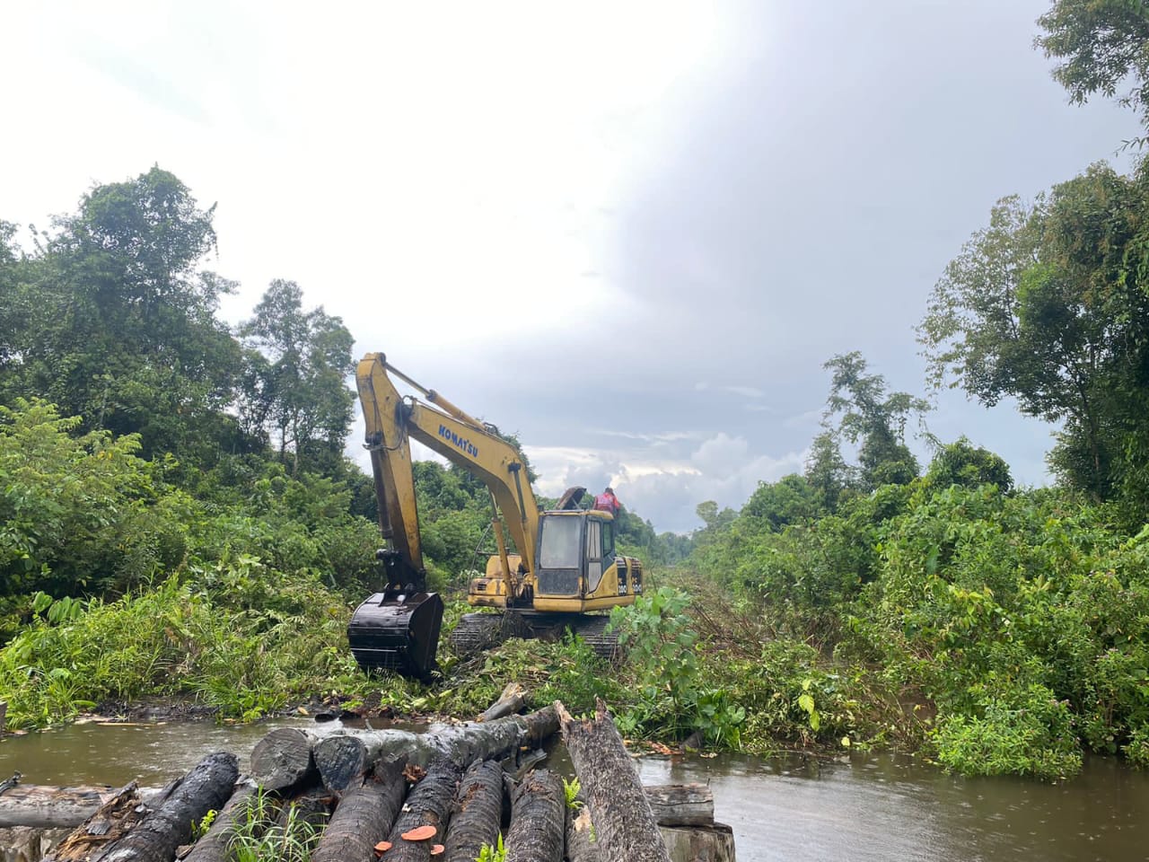 Satgas TMMD Ke- 120 Kodim 1015/Sampit, Gunakan Alat Berat Untuk Membuat Pelebaran Parit