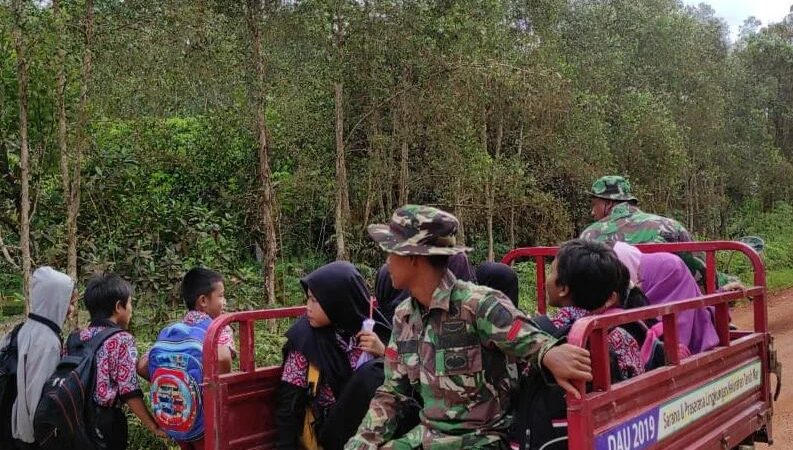 Peduli Dengan Dunia Pendidikan, Satgas TMMD Ke 120 Gunakan Motor Tossa Buat Antar Anak Sekolah