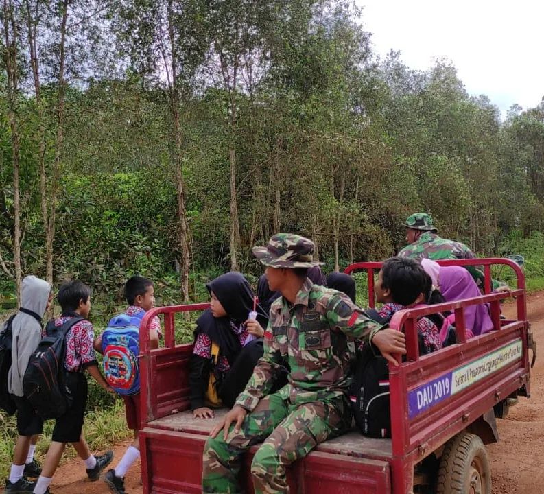 Peduli Dengan Dunia Pendidikan, Satgas TMMD Ke 120 Gunakan Motor Tossa Buat Antar Anak Sekolah