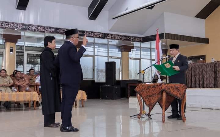 Lantik Jonny Hutasoit Jadi Penjabat Sekda Dairi, Surung Charles : Harus Responsif dan Inovatif !