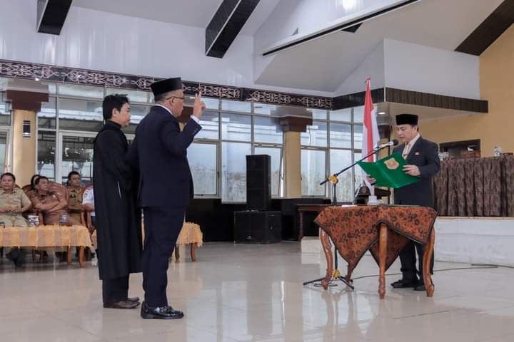 Lantik Jonny Hutasoit Jadi Penjabat Sekda Dairi, Surung Charles : Harus Responsif dan Inovatif !