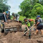 Tak Kenal Menyerah, Babinsa Koramil 1019-06/Plm Laksanakan Gotong Royong di Wilayah Binaan