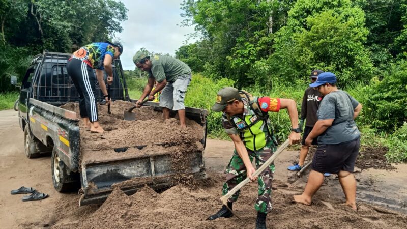 Tak Kenal Menyerah, Babinsa Koramil 1019-06/Plm Laksanakan Gotong Royong di Wilayah Binaan