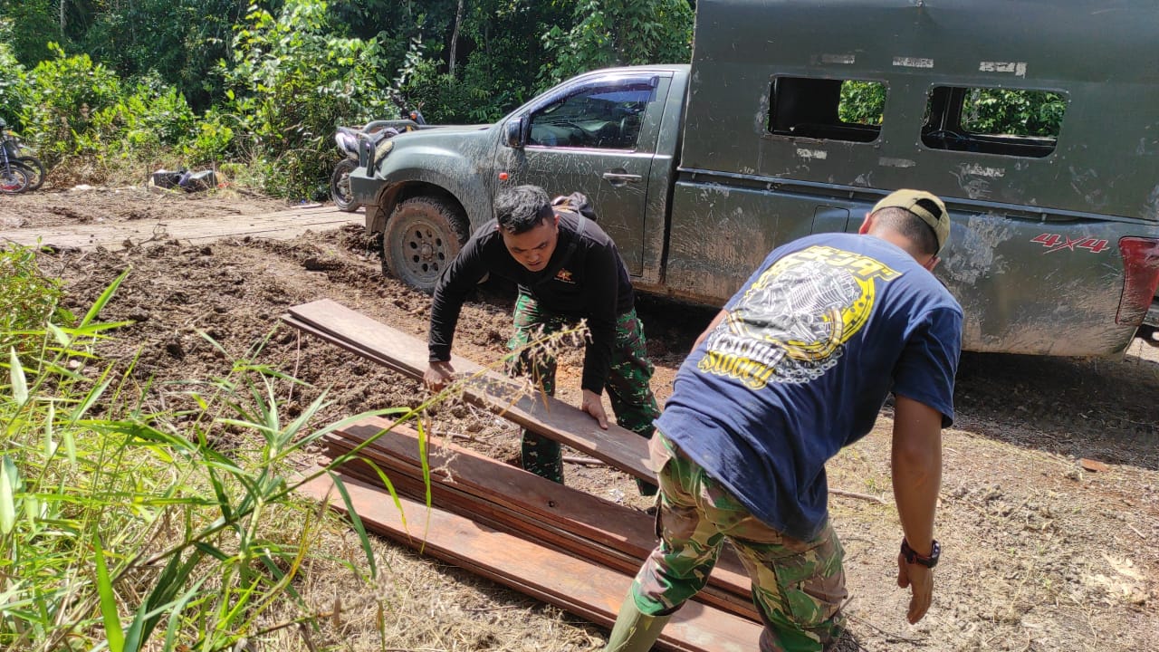 Anggota Satgas TMMD Ke 120 Angkut Bahan Material Kayu Menggunakan Mobil Dinas