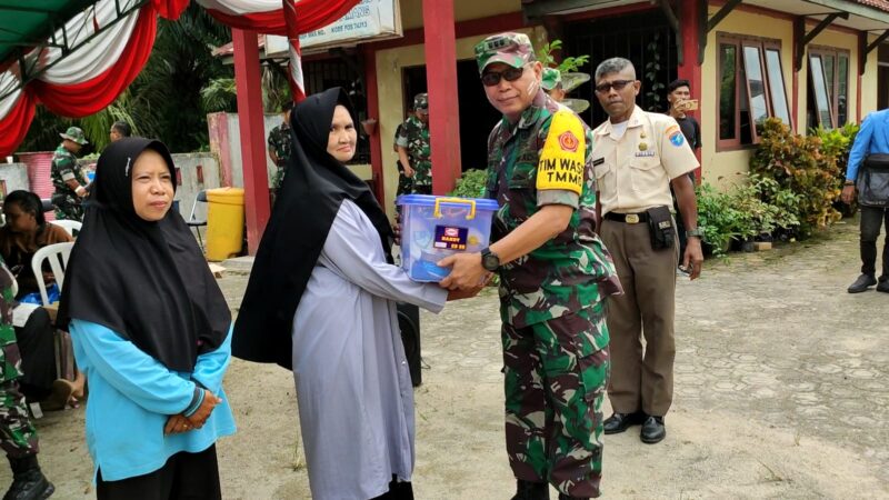 Tim Wasev Bagikan Sembako Kepada Warga, Saat Tinjau Sasaran TMMD Reguler ke-120 Kodim 1015/Sampit