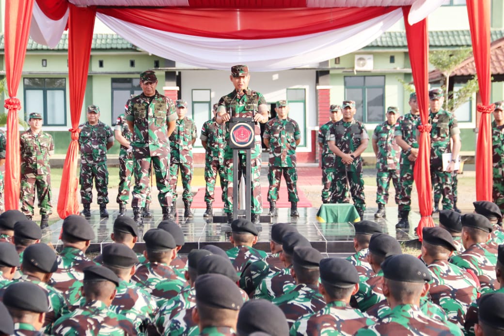 Kasum TNI Bersama Pangdam Tanjungpura Periksa Kesiapan Akhir Satgas Yonkav 12/BC