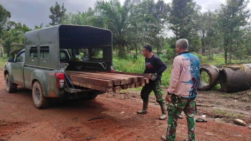 Situasi Hujan Tak Surutkan Semangat Satgas TMMD ke 120 Kodim 1015/Sampit