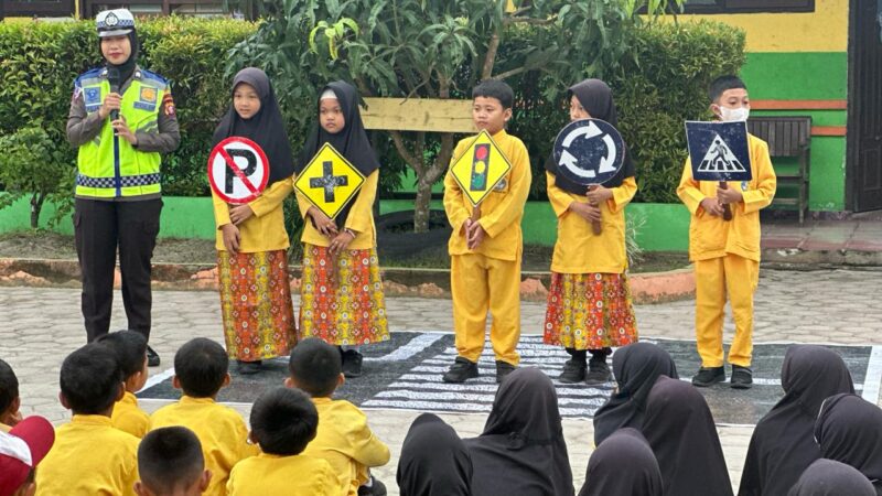 Sambang Sekolah Dasar, Satlantas Polres Kobar Imbau Tertib Lalin Dan Cegah Bully