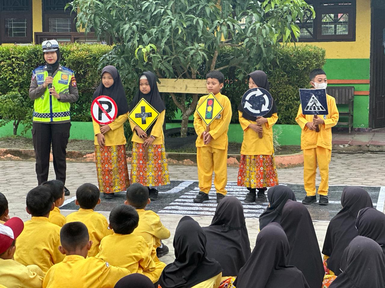 Sambang Sekolah Dasar, Satlantas Polres Kobar Imbau Tertib Lalin Dan Cegah Bully