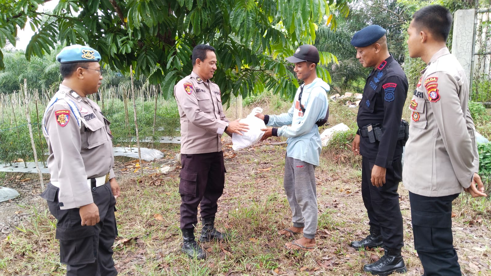 Polsek Pangkalan Banteng Terus Gulirkan Bantuan Sosial Untuk Masyarakat