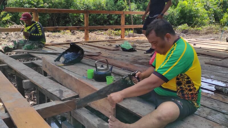 Satgas TMMD ke 120 Pasang Papan dan Pagar Pada Jembatan