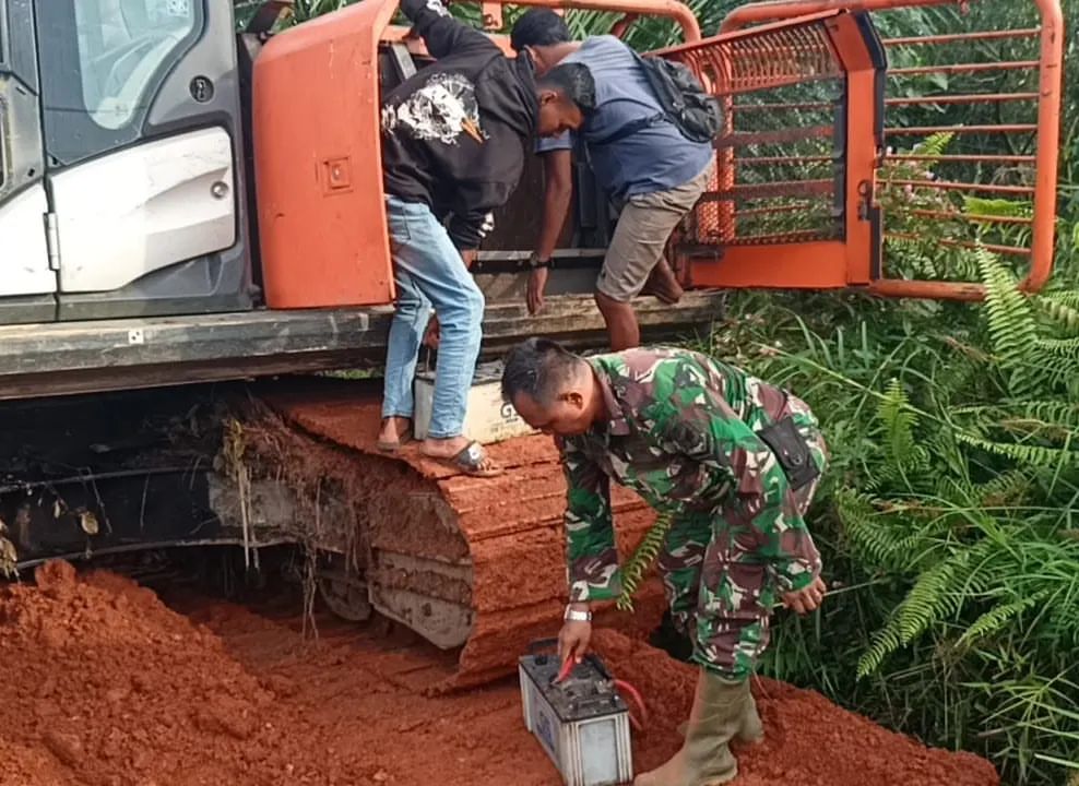 Operator Alat Berat Mengaku Senang Bisa Kerja Bareng Satgas TMMD ke 120 Kodim 1015/Sampit