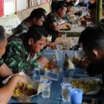 Potret Kebahagiaan TNI dan Warga Saat Makan Bersama di Lokasi TMMD ke-120