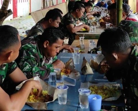 Potret Kebahagiaan TNI dan Warga Saat Makan Bersama di Lokasi TMMD ke-120