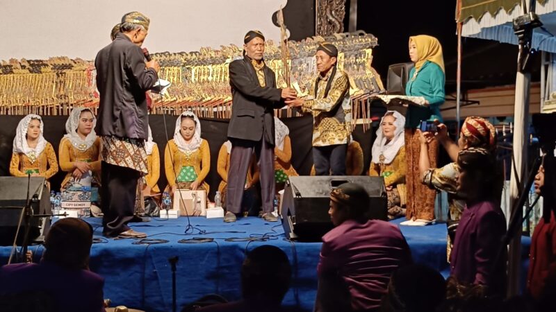 Gelar Wayang Kulit, Tandai Suksesnya Bersih Desa Kesambi Tulungagung.