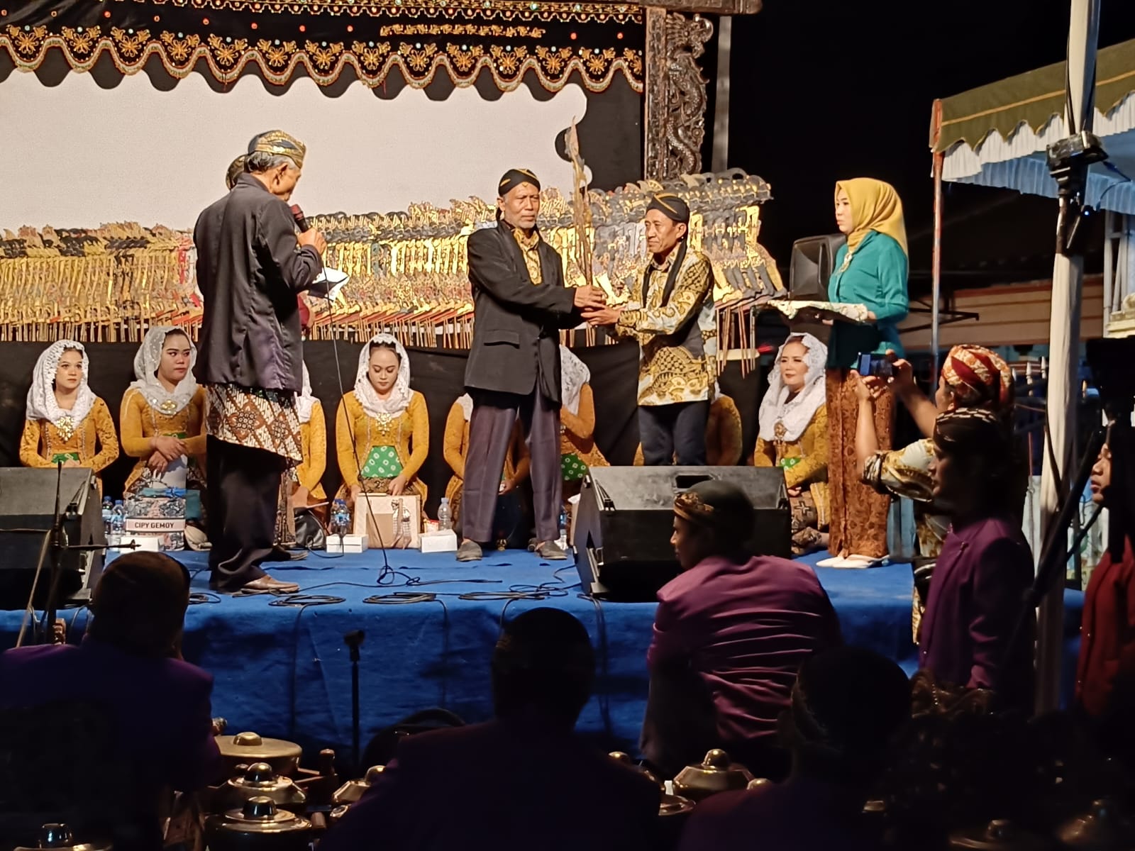 Gelar Wayang Kulit, Tandai Suksesnya Bersih Desa Kesambi Tulungagung.