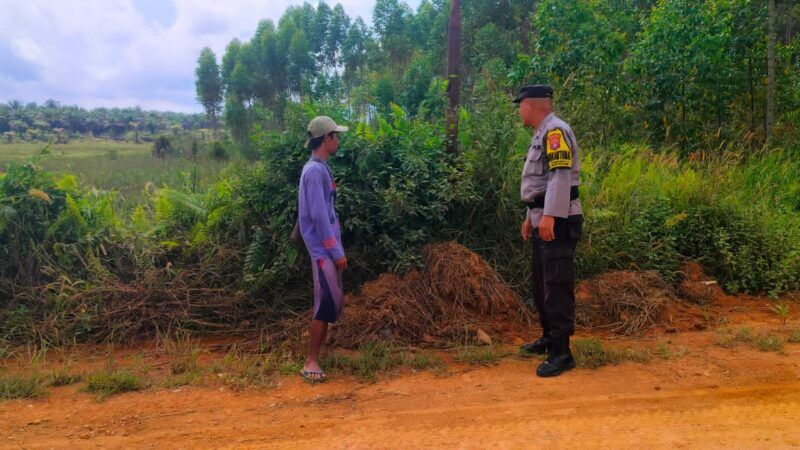 Bripka Hamidan Petugas Piket Polsek Aruta Pantau Daerah Rawan Karhutla Di Kel Pangkut