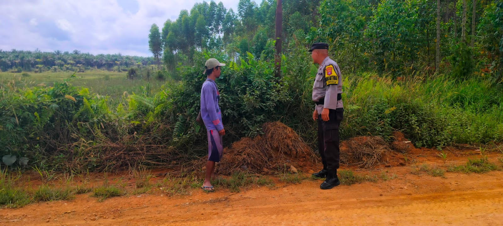 Bripka Hamidan Petugas Piket Polsek Aruta Pantau Daerah Rawan Karhutla Di Kel Pangkut