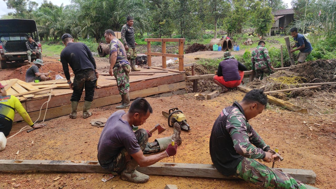 Tak Kenal Lelah, Meski Hari Libur Satgas TMMD Ke 120 Kodim 1015/Sampit Tetap Semangat Bekerja