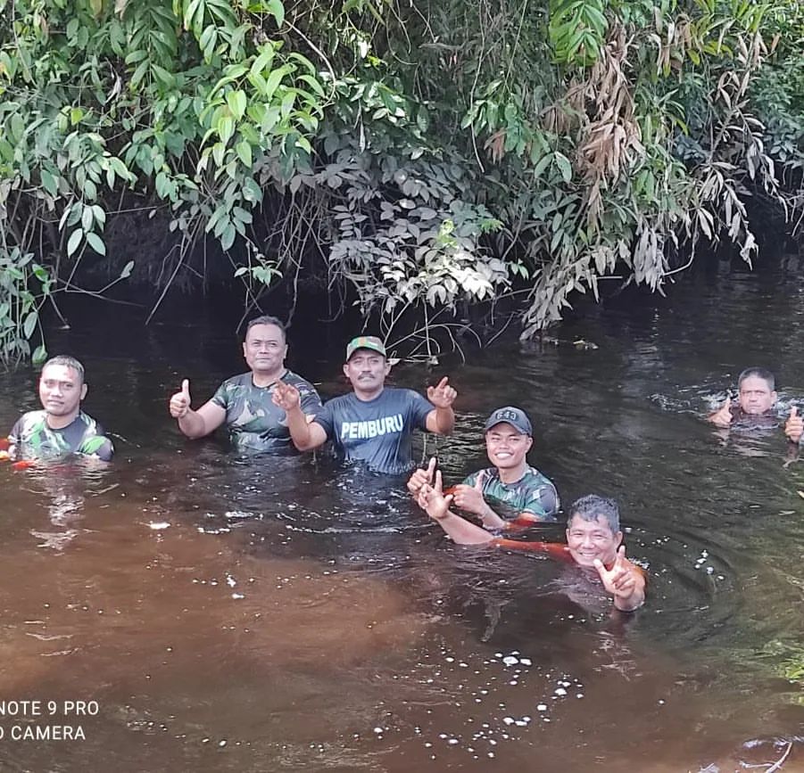 Sungai Menjadi Hiburan Buat Satgas TMMD Ke 120 Kodim 1015/Sampit