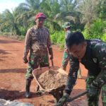 Gunakan Gerobak Arco, Satgas TMMD ke 120 Kodim 1015/Sampit Untuk Angkut Material