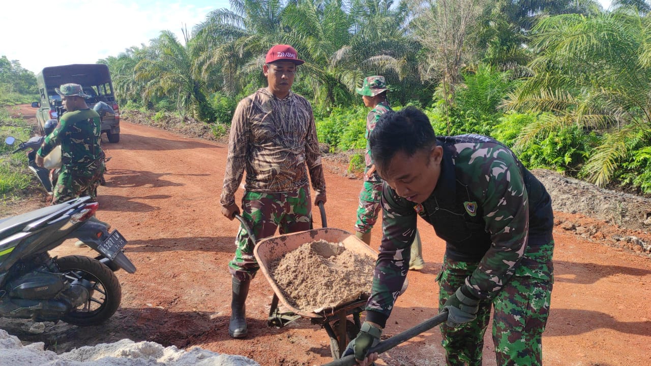 Gunakan Gerobak Arco, Satgas TMMD ke 120 Kodim 1015/Sampit Untuk Angkut Material