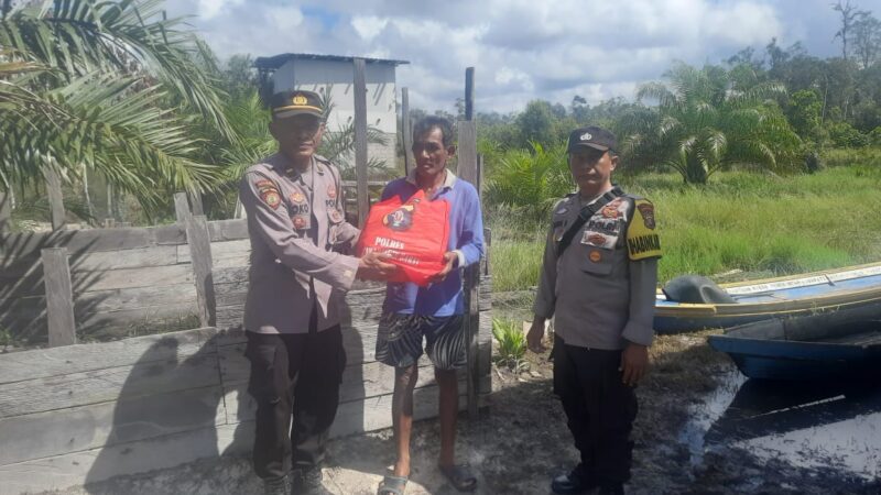 Cooling System, Polres Kobar Bagikan Bansos Untuk Warga Kurang Mampu