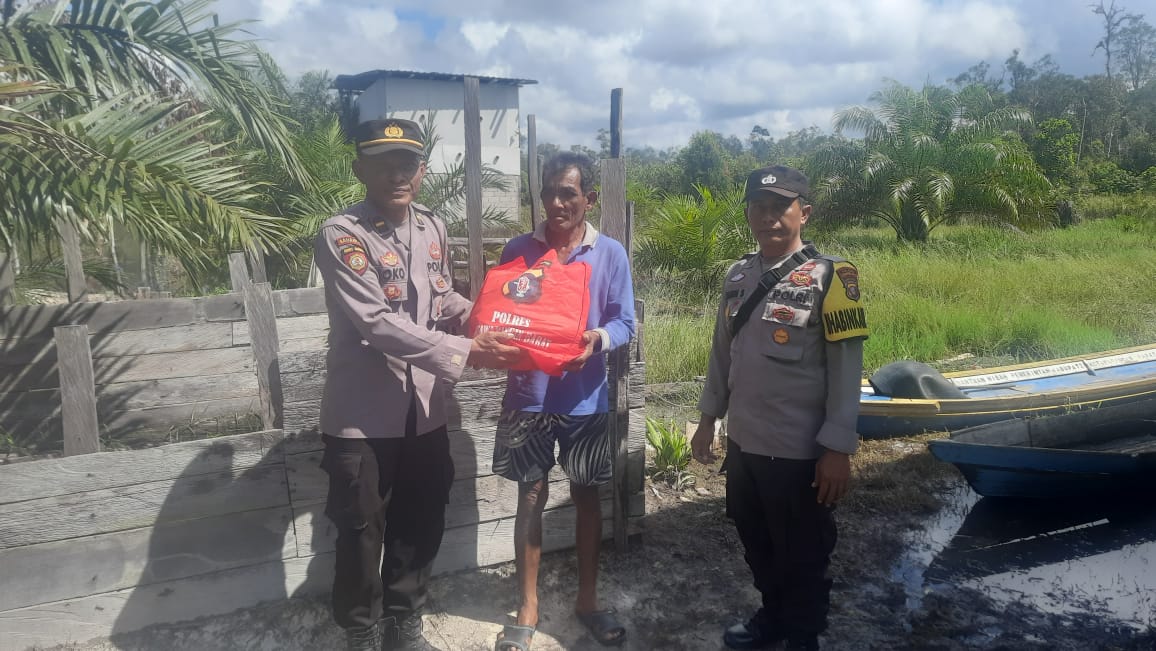 Cooling System, Polres Kobar Bagikan Bansos Untuk Warga Kurang Mampu