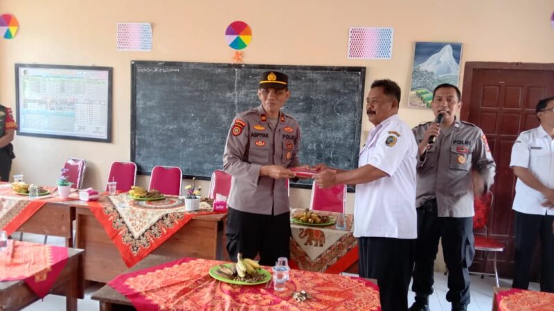 Ada Penyerahan Bendera Dalam Kegiatan UKS Di SD Negeri Ngepeh Tulungagung