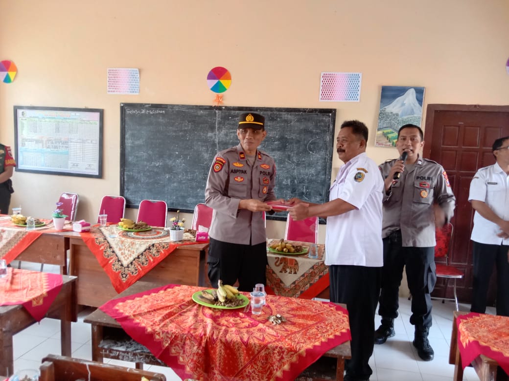 Ada Penyerahan Bendera Dalam Kegiatan UKS Di SD Negeri Ngepeh Tulungagung