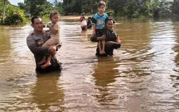 Babinsa Koramil 1019-05/Marikit Pantau Banjir Di Wilayah Binaan