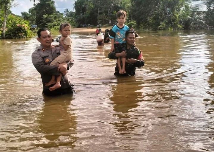 Babinsa Koramil 1019-05/Marikit Pantau Banjir Di Wilayah Binaan