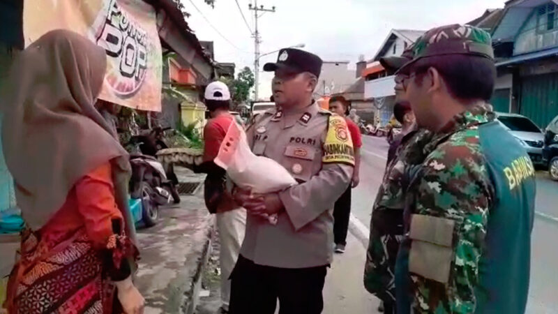 Cooling System, Polres Kobar Bagikan Bansos Untuk Warga Kurang Mampu