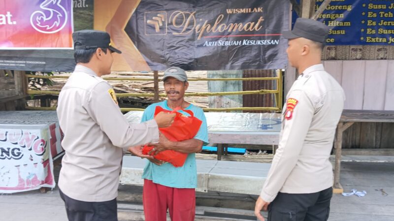 Satresnarkoba Polres Kotawaringin Barat Melaksanakan Kegiatan Penyaluran Bansos Kepada Masyarakat