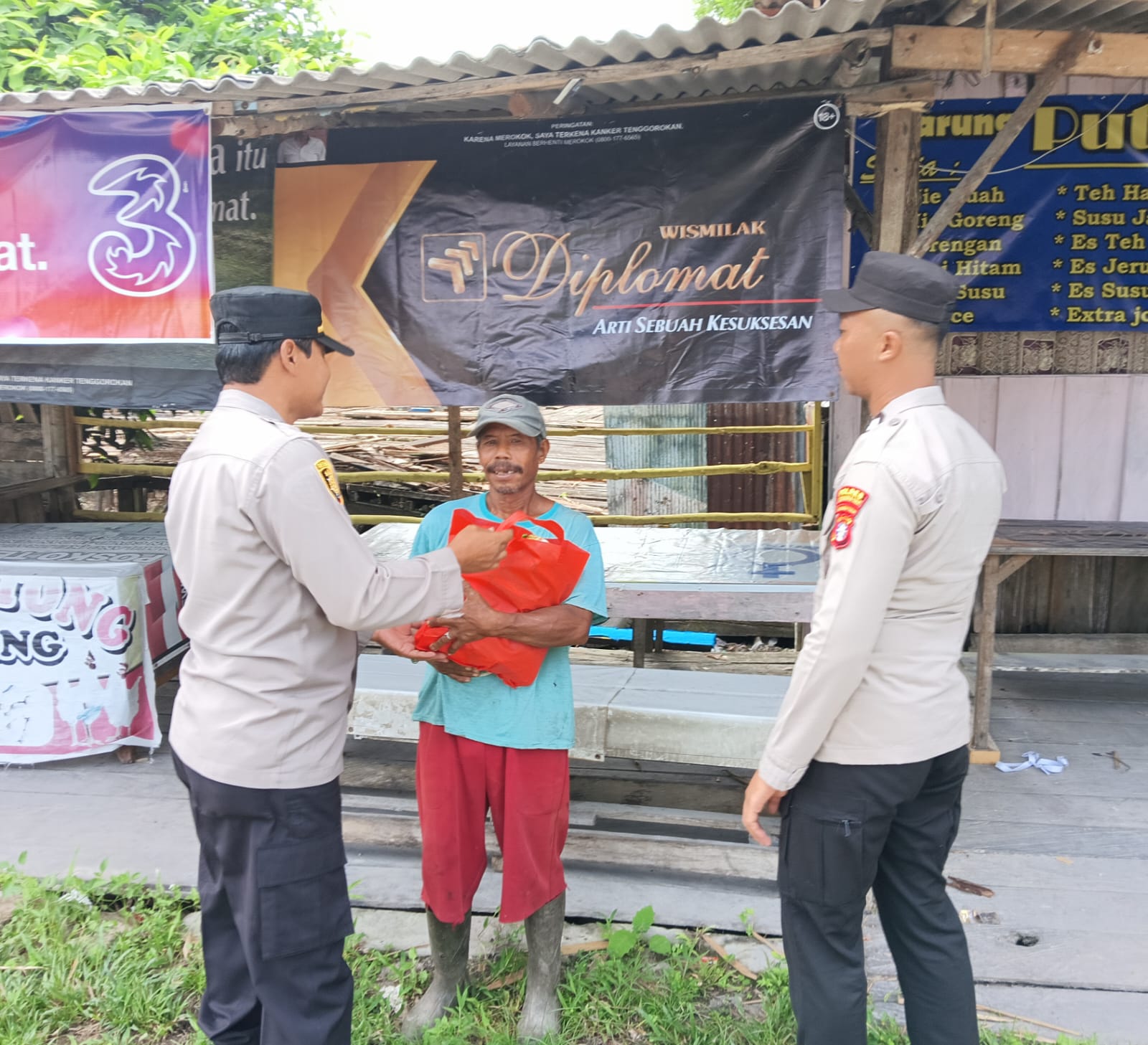 Satresnarkoba Polres Kotawaringin Barat Melaksanakan Kegiatan Penyaluran Bansos Kepada Masyarakat