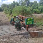 Satgas TMMD Ke 120 Bersama Warga Lakukan Pengecatan Jembatan