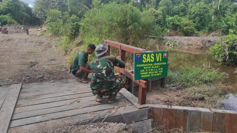 Satgas TMMD Ke 120 Bersama Warga Lakukan Pengecatan Jembatan