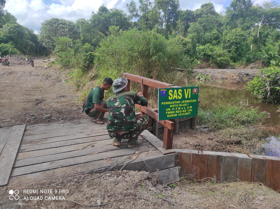 Satgas TMMD Ke 120 Bersama Warga Lakukan Pengecatan Jembatan