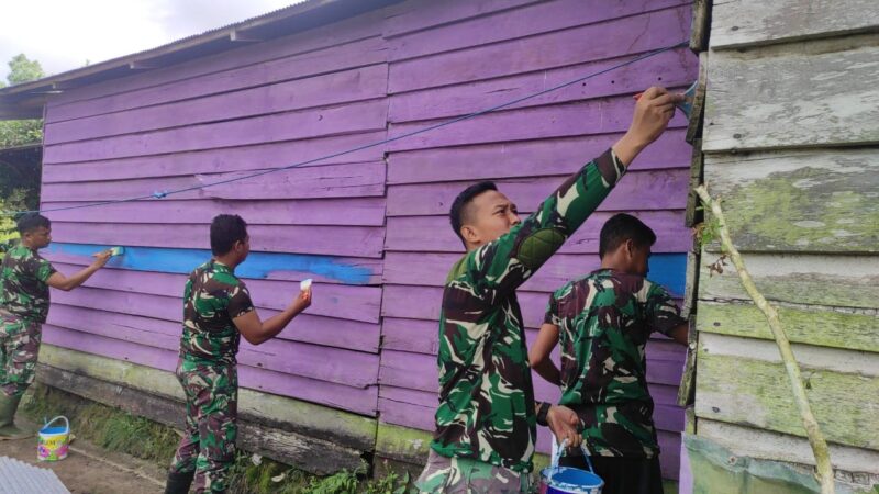 Satgas TMMD Ke-120 Lakukan Pengecatan Dinding Luar Rumah Milik Warga