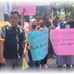 Warga Desa Kletek Kecamatan Taman Melakukan Demo di Depan Kantor Kejari Sidoarjo, Menuntut Oknum Kades dan Perangkat Desa Yang Ditetapkan Menjadi Tersangka Pungli PTSL Agar Segera Ditahan.