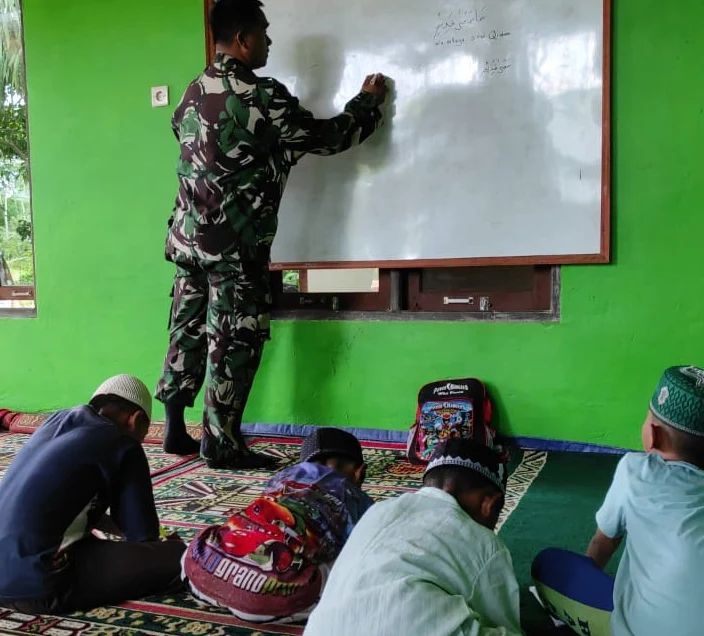 Potret, Kedekatan TNI Dengan Masyarakat, Satgas TMMD ke- 120 Mengajar Ngaji di Musholla