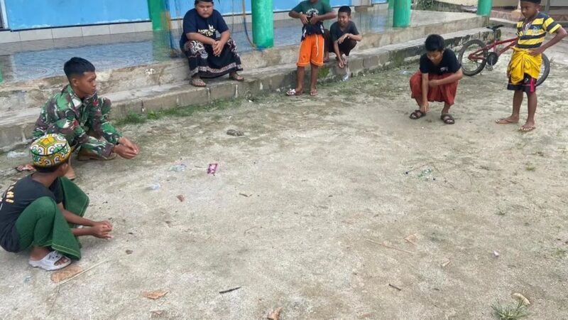 Jalin Kedekatan Dengan Anak-anak, Anggota Satgas TMMD Ke-120 Ikut Main Kelereng