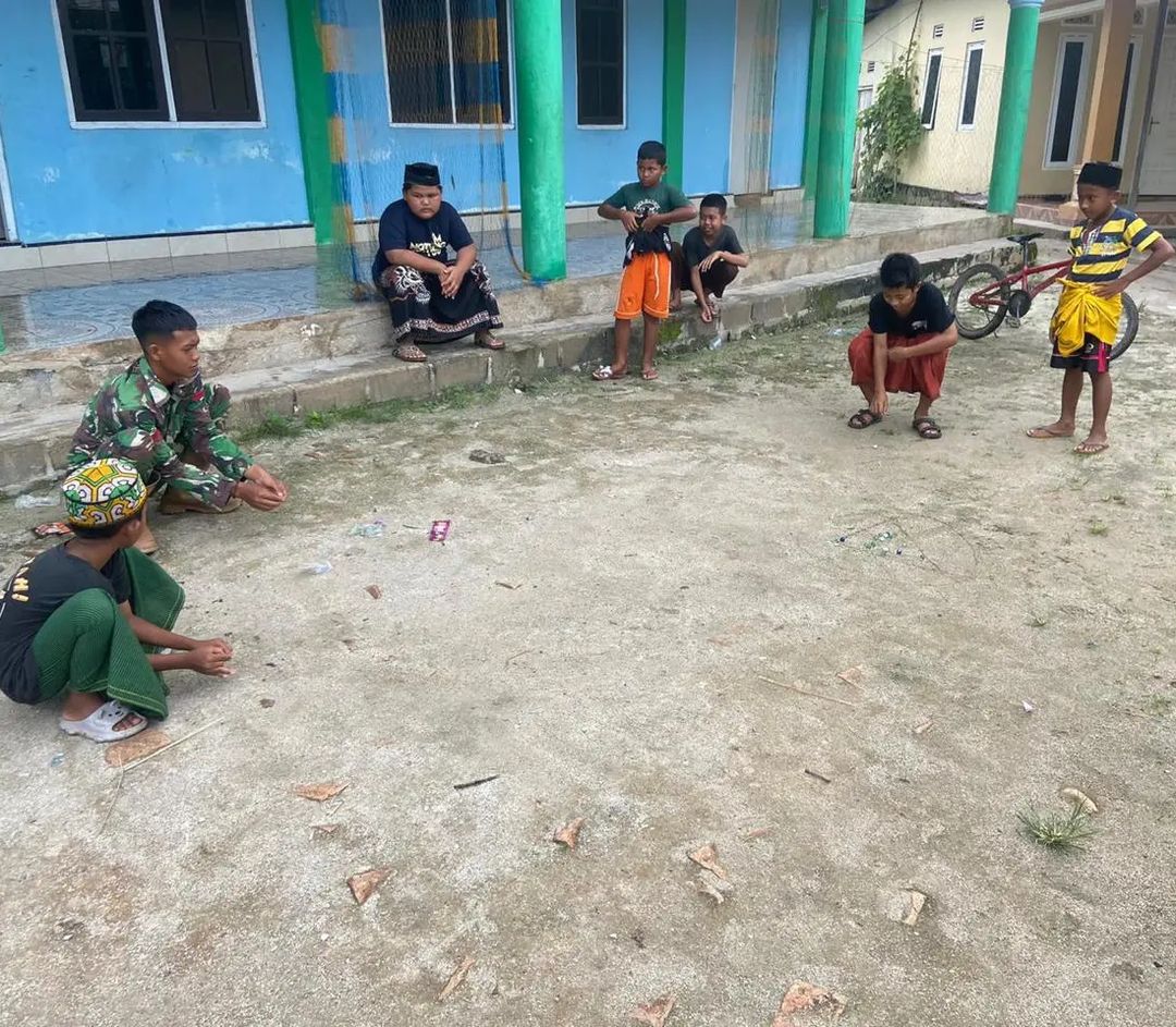 Jalin Kedekatan Dengan Anak-anak, Anggota Satgas TMMD Ke-120 Ikut Main Kelereng