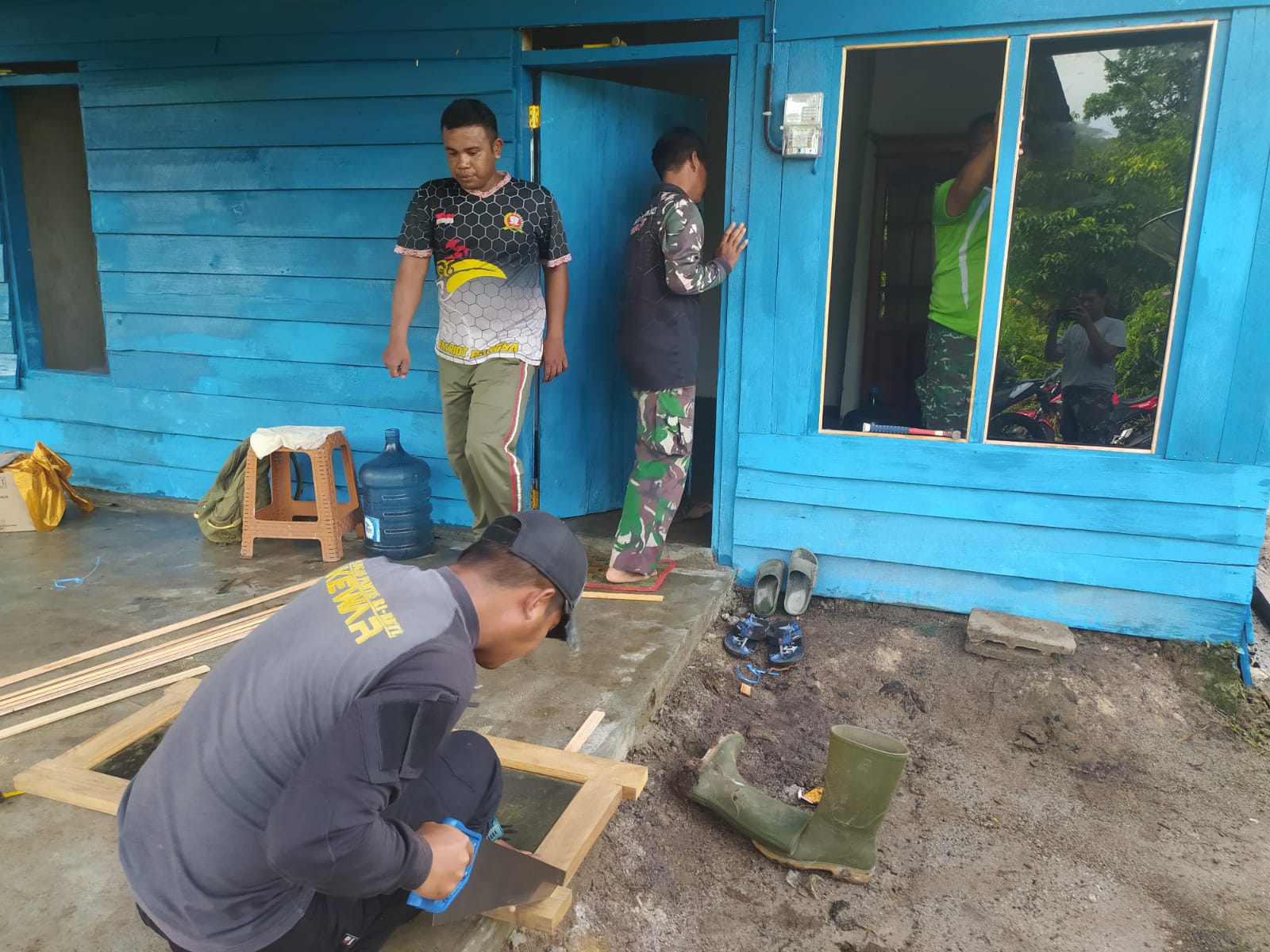 Satgas TMMD Ke 120 Kodim 1015/Sampit Mulai Pemasangan Pintu dan Jendela Relokasi RTLH