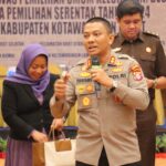 Komitmen Netralitas Dalam Pemilu, Kapolres Kobar Sosialisasikan Nomor WA Pribadi Ke Panwaslu