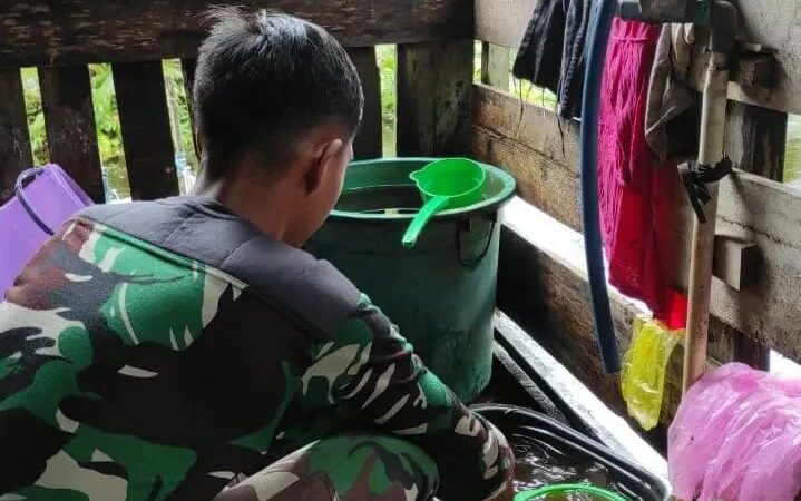 Anggota Satgas TMMD Ke-120 Kodim 1015/Sampit Membantu Masak di Dapur Warga